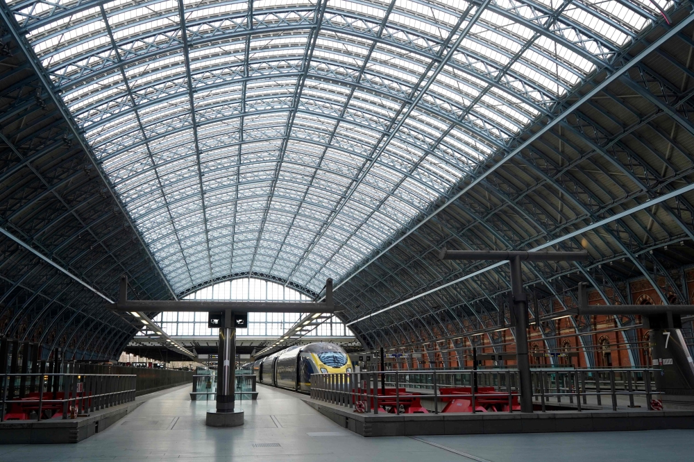 An international high-speed Eurostar train is seen at a platform in St Pancras International railway station in London on December 20, 2020. AFP / Niklas HALLE'N