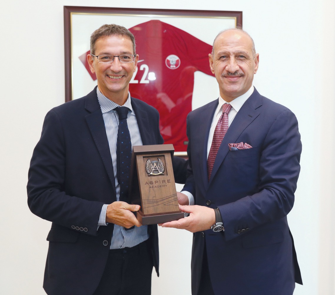 Aspire Academy Director General, Ivan Bravo presenting a memento to Iraq's Minister of Youth and Sport, Adnan Dirjal.