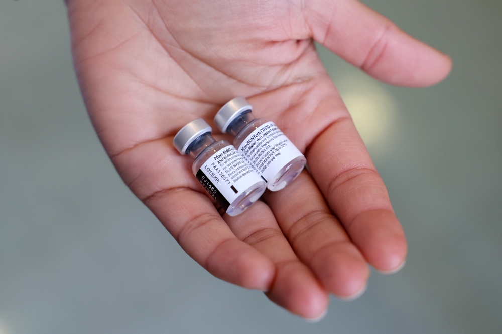 Walgreens Pharmacist Jessica Sahni holds the Pfizer-BioNTech coronavirus disease (COVID-19) vaccine at The New Jewish Home in the Manhattan borough of New York City, New York, U.S., December 21, 2020. REUTERS/Yuki Iwamura