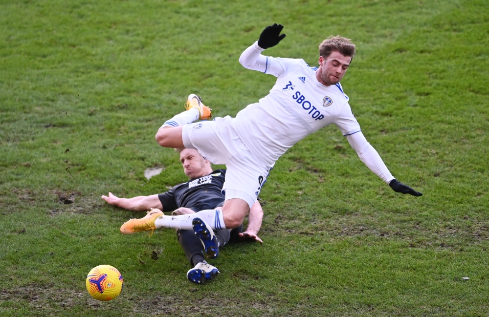 Burnley's Ben Mee in action with Leeds United's Patrick Bamford (REUTERS/Laurence Griffiths)