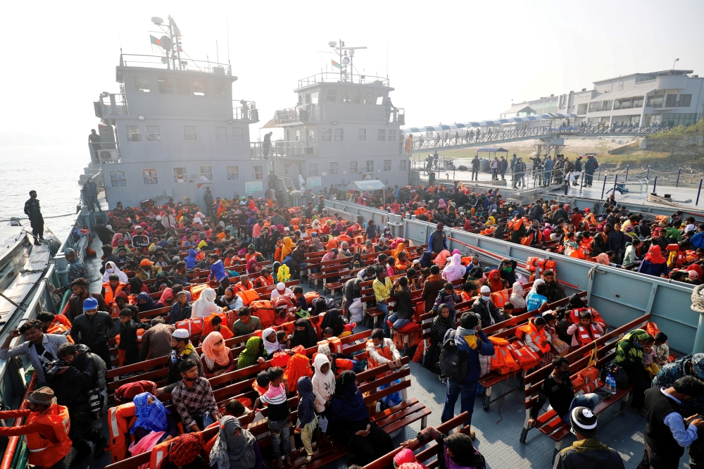 Rohingyas prepare to board a ship as they move to Bhasan Char island near Chattogram, Bangladesh, December 29, 2020. Reuters/Mohammad Ponir Hossain 