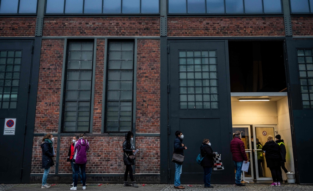 People queue in front of one of Berlin's 6 vaccination centres in Treptow, eastern Berlin, amid a Coronavirus Covid-19 pandemic, on December 29, 2020. / AFP / John MACDOUGALL
