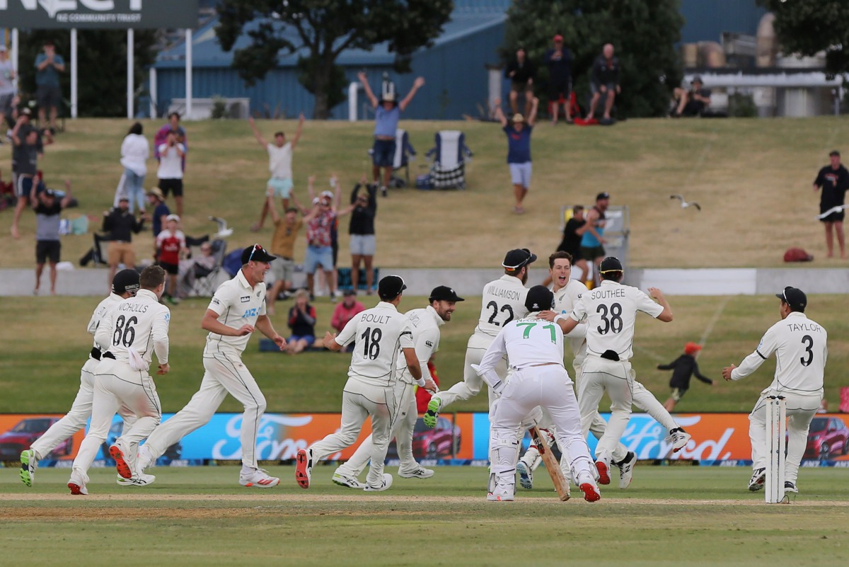 New Zealand celebrate their victory after taking the final wicket on the fifth day of the first cricket Test match between New Zealand and Pakistan at the Bay Oval in Mount Maunganui on December 30, 2020. / AFP / MICHAEL BRADLEY
