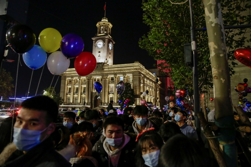 People gather to celebrate the arrival of the new year during the coronavirus disease (COVID-19) outbreak in Wuhan, China December 31, 2020. REUTERS/Tingshu Wang
