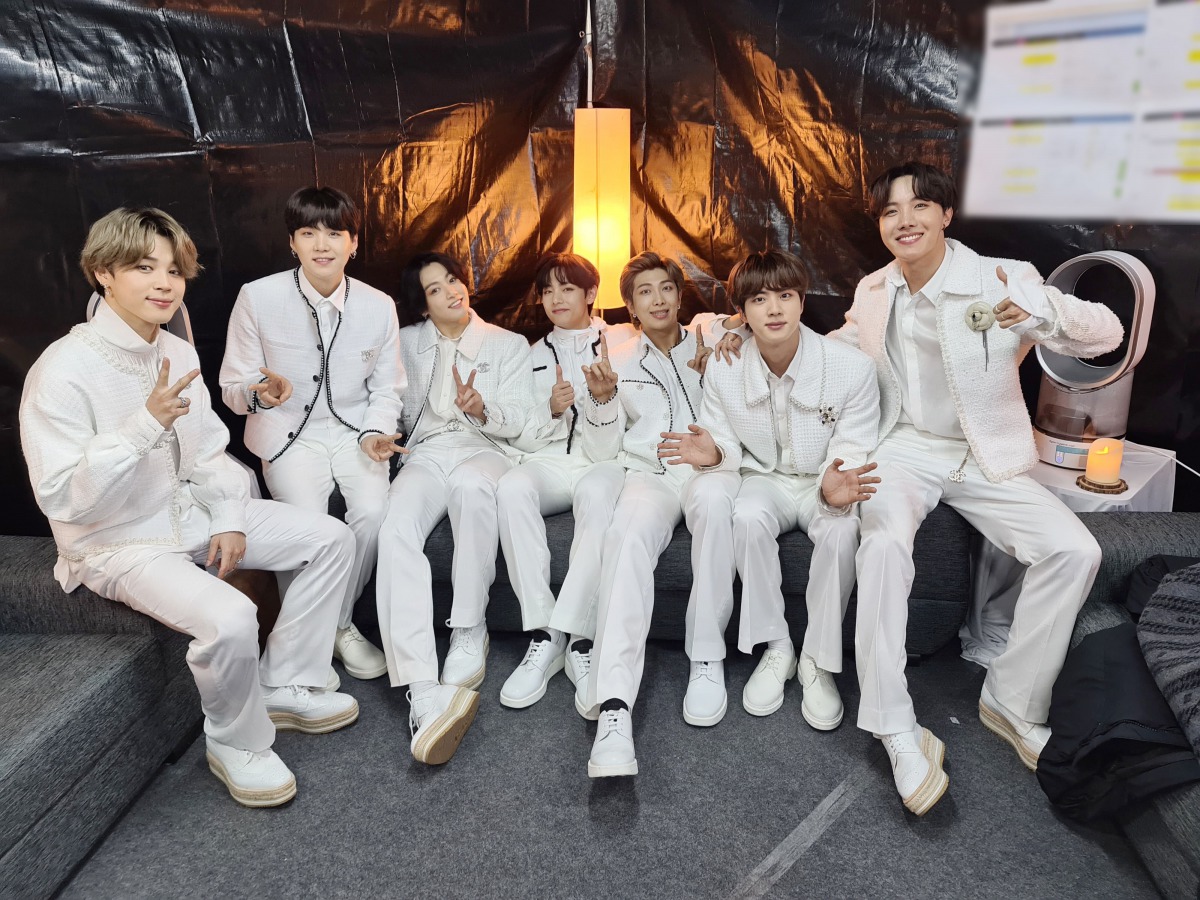 Twitter: @bts_bighit
