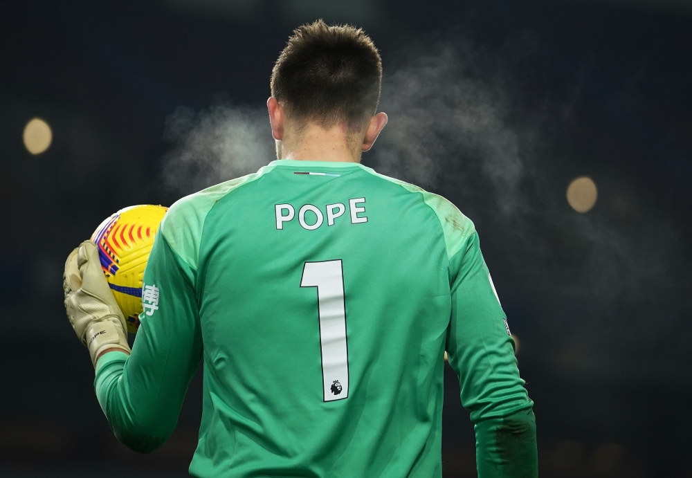 Burnley's English goalkeeper Nick Pope holds the ball during the English Premier League football match between Burnley and Sheffield United at Turf Moor in Burnley, north west England on December 29, 2020.  AFP / Dave Thompson 
