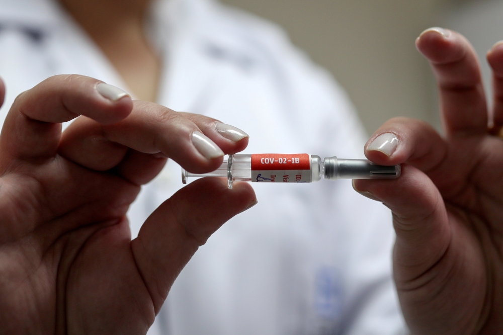 A nurse holds a dose of China's CoronaVac, a potential vaccine against the coronavirus disease (COVID-19) before administering it to a volunteer at Emilio Ribas Institute in Sao Paulo, Brazil July 30, 2020. Picture taken July 30, 2020. REUTERS/Amanda Pero