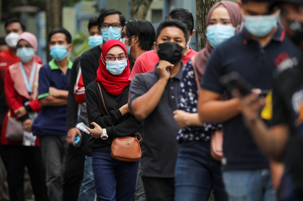 People wait in line to be tested for the coronavirus disease (COVID-19) in Shah Alam, Malaysia January 7, 2021. REUTERS/Lim Huey Teng