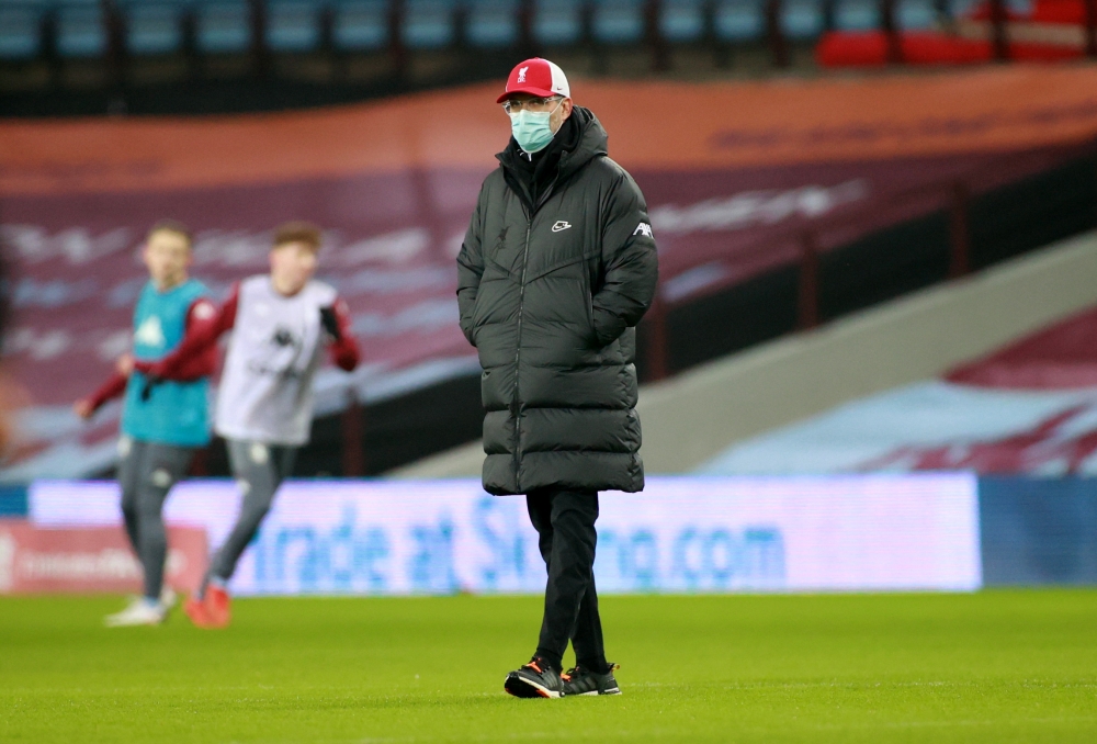 Liverpool manager Juergen Klopp wears a protective face mask during the warm up before the match Pool via REUTERS/Hannah Mckay