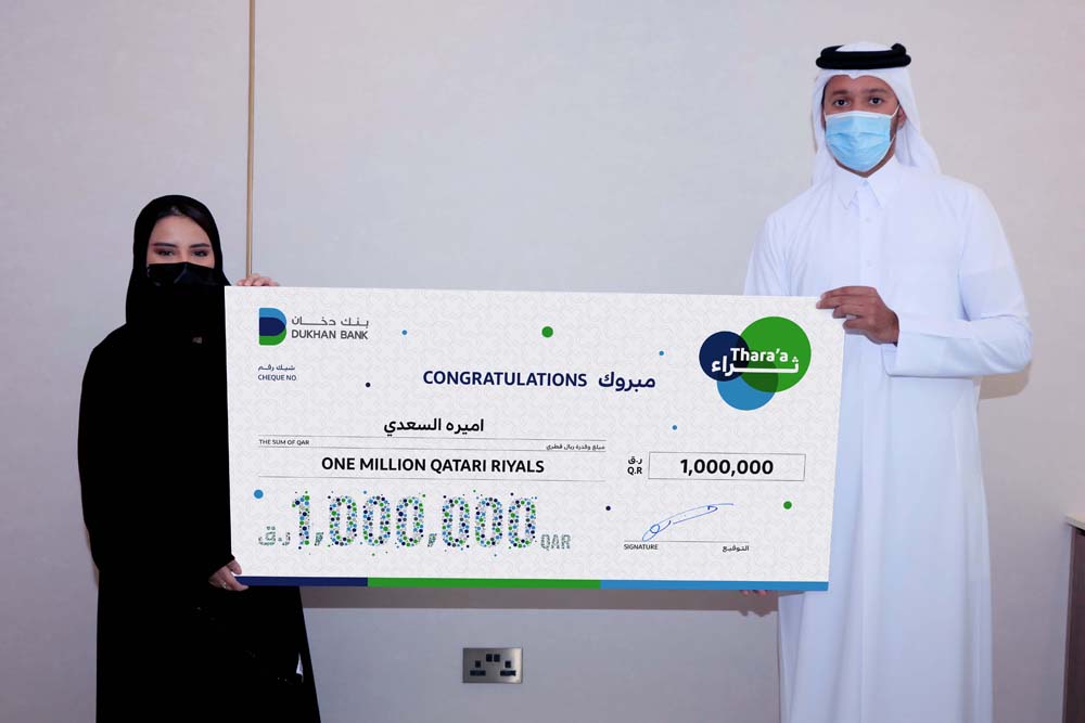 Khalid Al Subeai, Chief Executive Officer at Dukhan Bank, awarding the QR1m Thara’a grand prize to Ameera Al Saadi in Doha recently. 