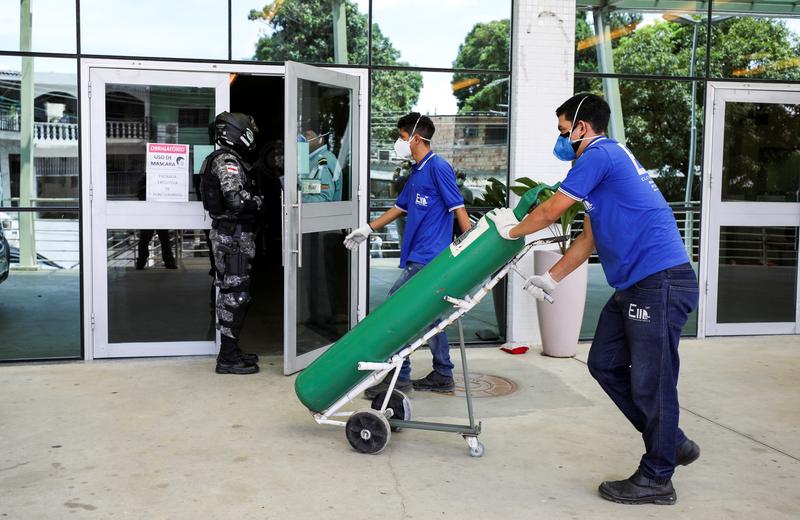 A worker arrives with an oxygen cylinder at Getulio Vargas hospital, amid the coronavirus disease (COVID-19) outbreak in Manaus, Brazil January 14, 2021. REUTERS/Bruno Kelly
