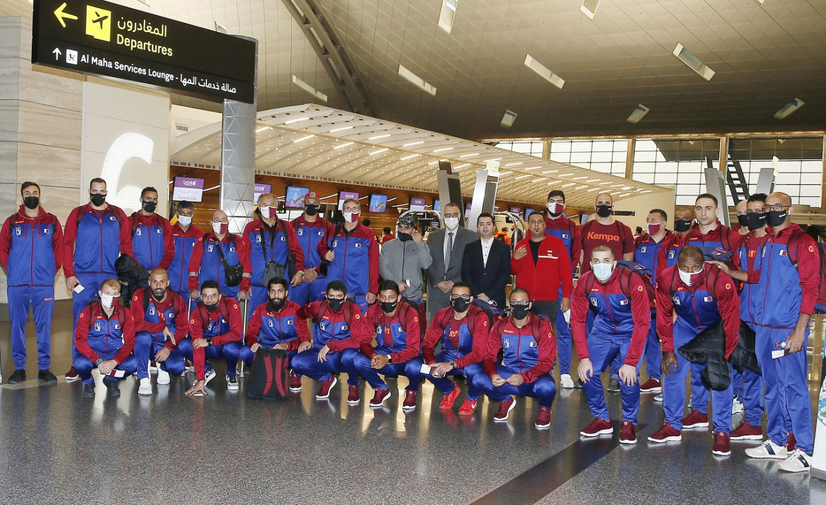 Qatar handball squad's players and officials pose for a group photo ahead of their departure to Egypt yesterday. 