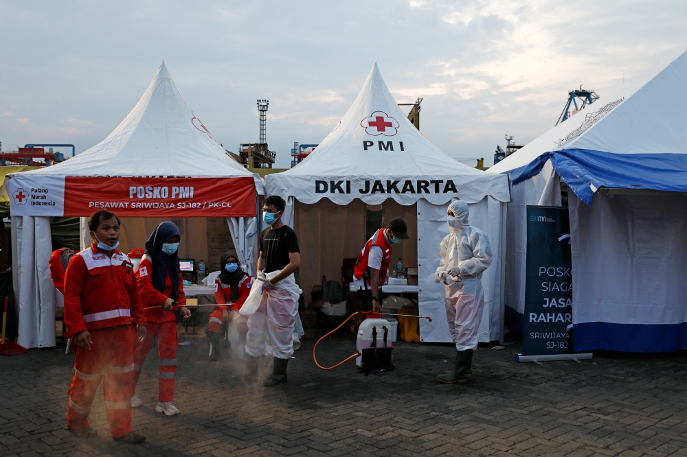 Members of the Red Cross participate during the search and rescue operation for Sriwijaya Air flight SJ182, at Tanjung Priok port in Jakarta, Indonesia January 15, 2021. REUTERS/Willy Kurniawan