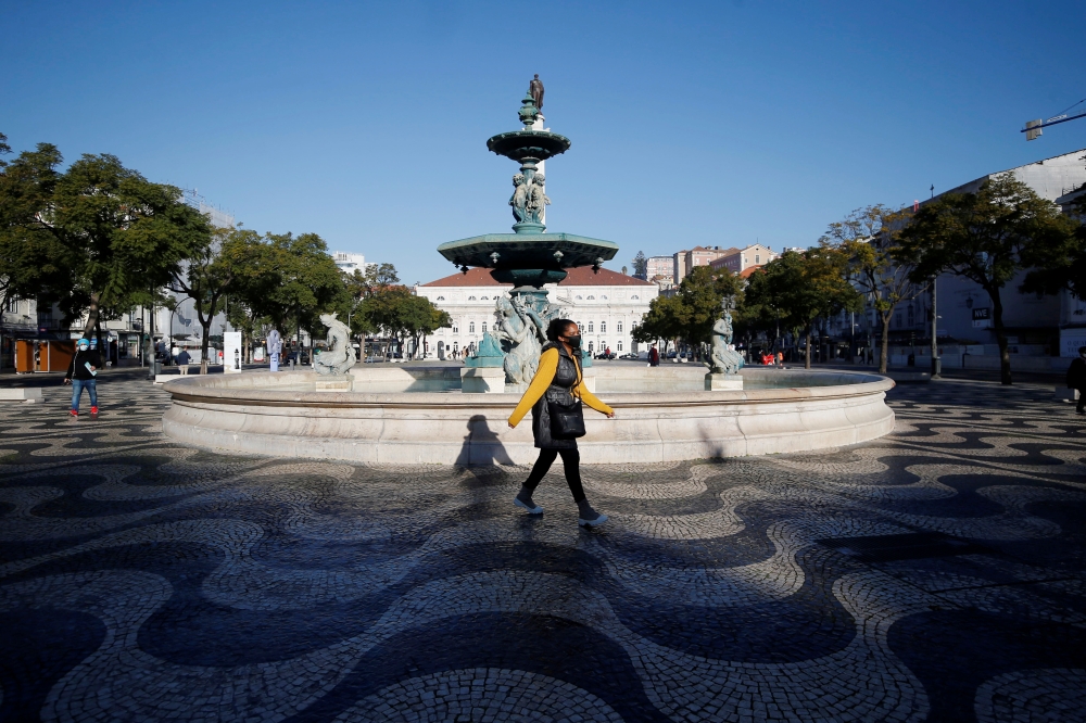 People walk by Rossio square on the first day of the second national lockdown due to coronavirus disease (COVID-19) pandemic in Lisbon, Portugal, January 15, 2021. REUTERS/Pedro Nunes