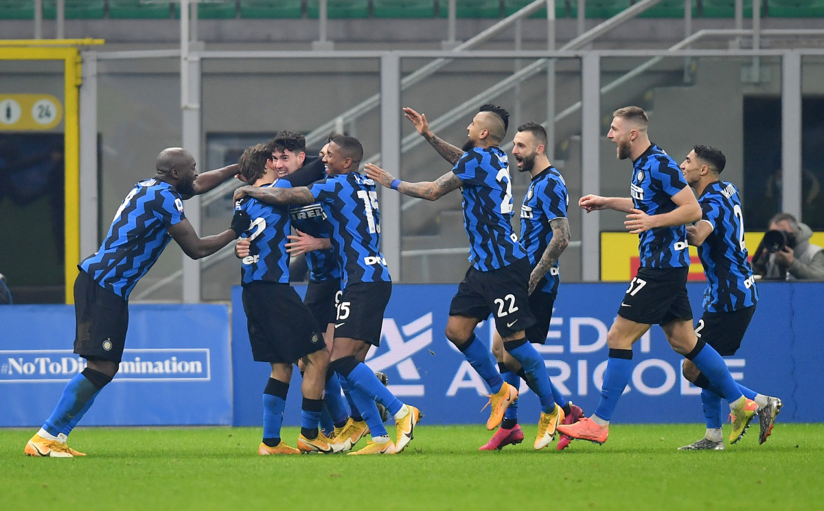 Soccer Football - Serie A - Inter Milan v Juventus - San Siro, Milan, Italy - January 17, 2021 Inter Milan's Nicolo Barella celebrates scoring their second goal with teammates REUTERS/Daniele Mascolo

