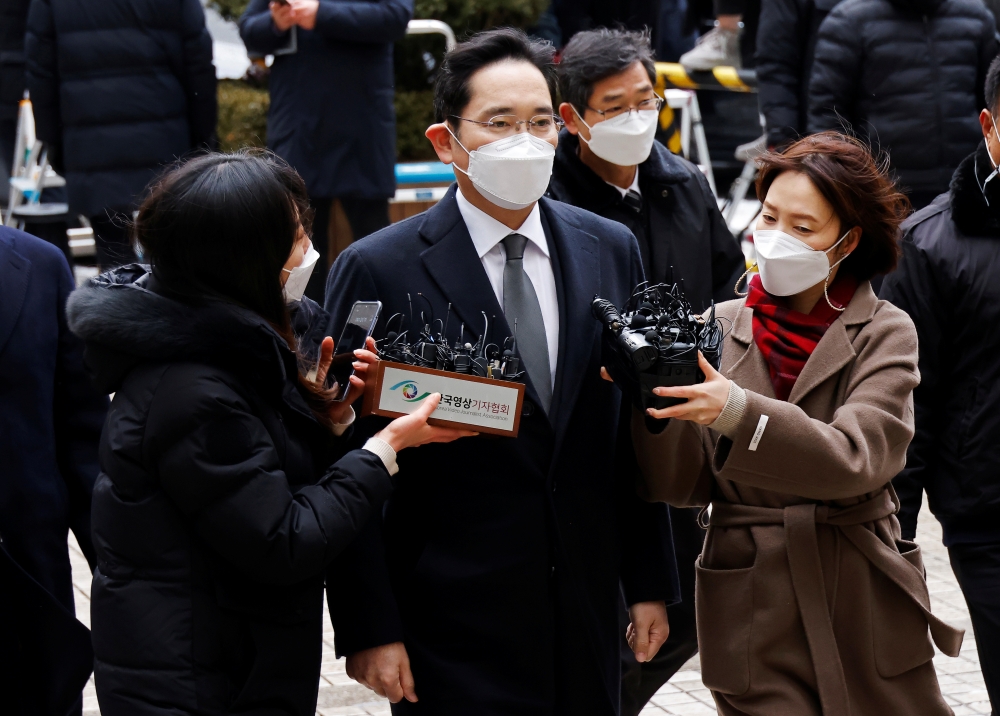 Samsung Group heir Jay Y. Lee arrives at a court in Seoul, South Korea, January 18, 2021. REUTERS/Kim Hong-Ji
