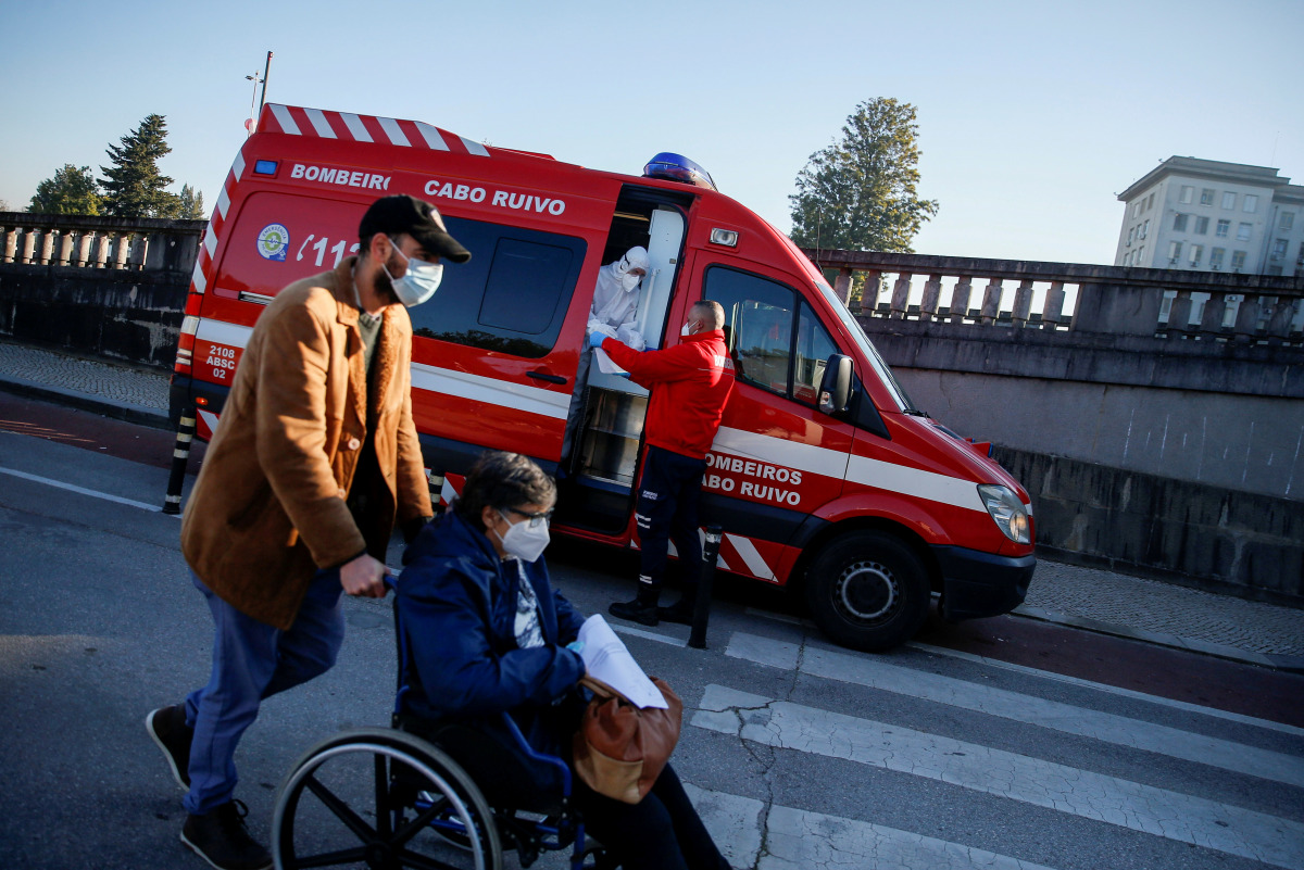 FILE PHOTO: An ambulance carrying a COVID-19 patient is seen outside Santa Maria Hospital, during the coronavirus disease (COVID-19) pandemic in Lisbon, Portugal, January 18, 2021. REUTERS/Pedro Nunes/File Photo
