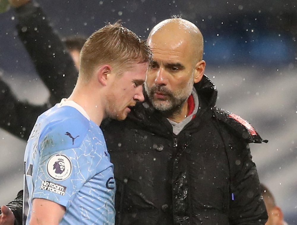 January 20, 2021 Manchester City's Kevin De Bruyne with Manchester City manager Pep Guardiola after being substituted Pool via REUTERS/Martin Rickett