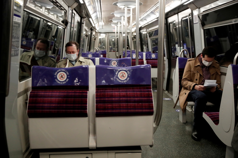 People wearing protective face masks ride the metro in a rush hour in Paris as France softens its strict lockdown rules during the outbreak of the coronavirus disease (COVID-19) in France, May 11, 2020. REUTERS/Benoit Tessier/File Photo