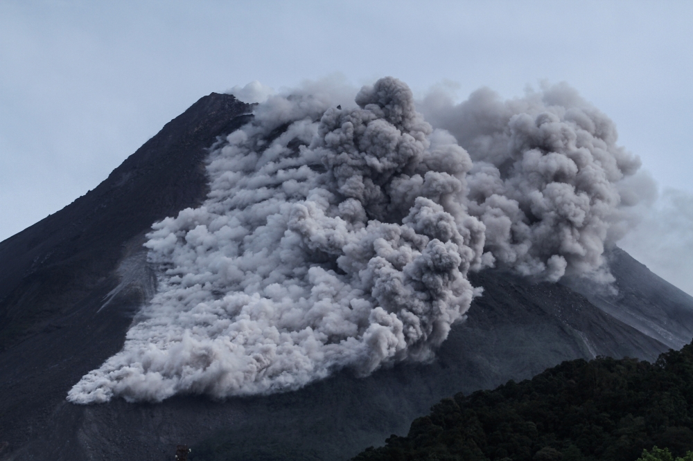 Mount Merapi volcano spews hot ash as seen from Kaliurang in Sleman, Yogyakarta, Indonesia, January 27, 2021 in this photo taken by Antara Foto. Antara Foto/Hendra Nurdiyansyah/ via REUTERS