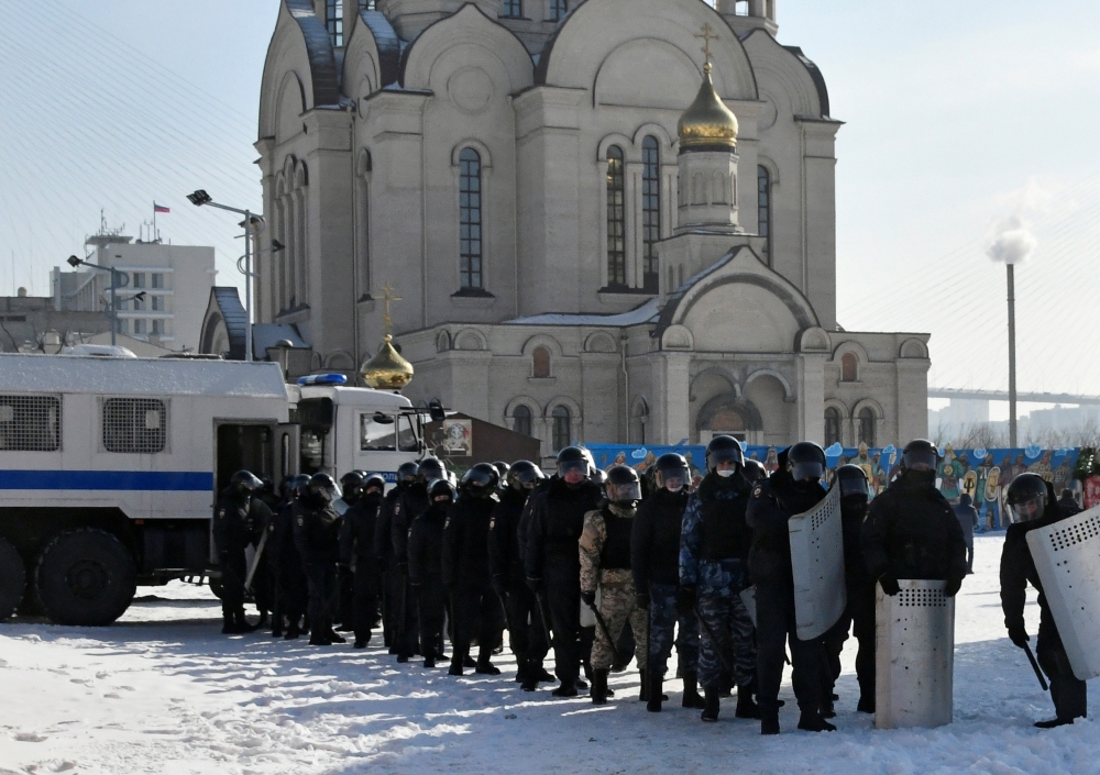 Law enforcement officers line up during a rally in support of jailed Russian opposition leader Alexei Navalny in Vladivostok, Russia January 31, 2021. Reuters/Yuri Maltsev