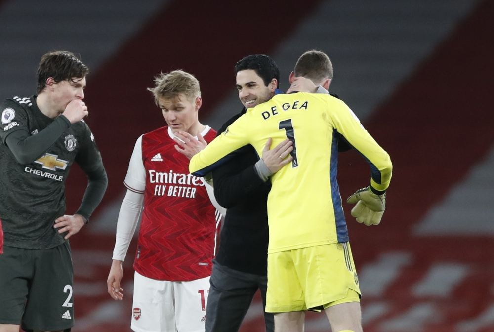 Arsenal manager Mikel Arteta, Arsenal's Martin Odegaard, Manchester United's Victor Lindelof and Manchester United's David de Gea after the match Pool via REUTERS/Alastair Grant 