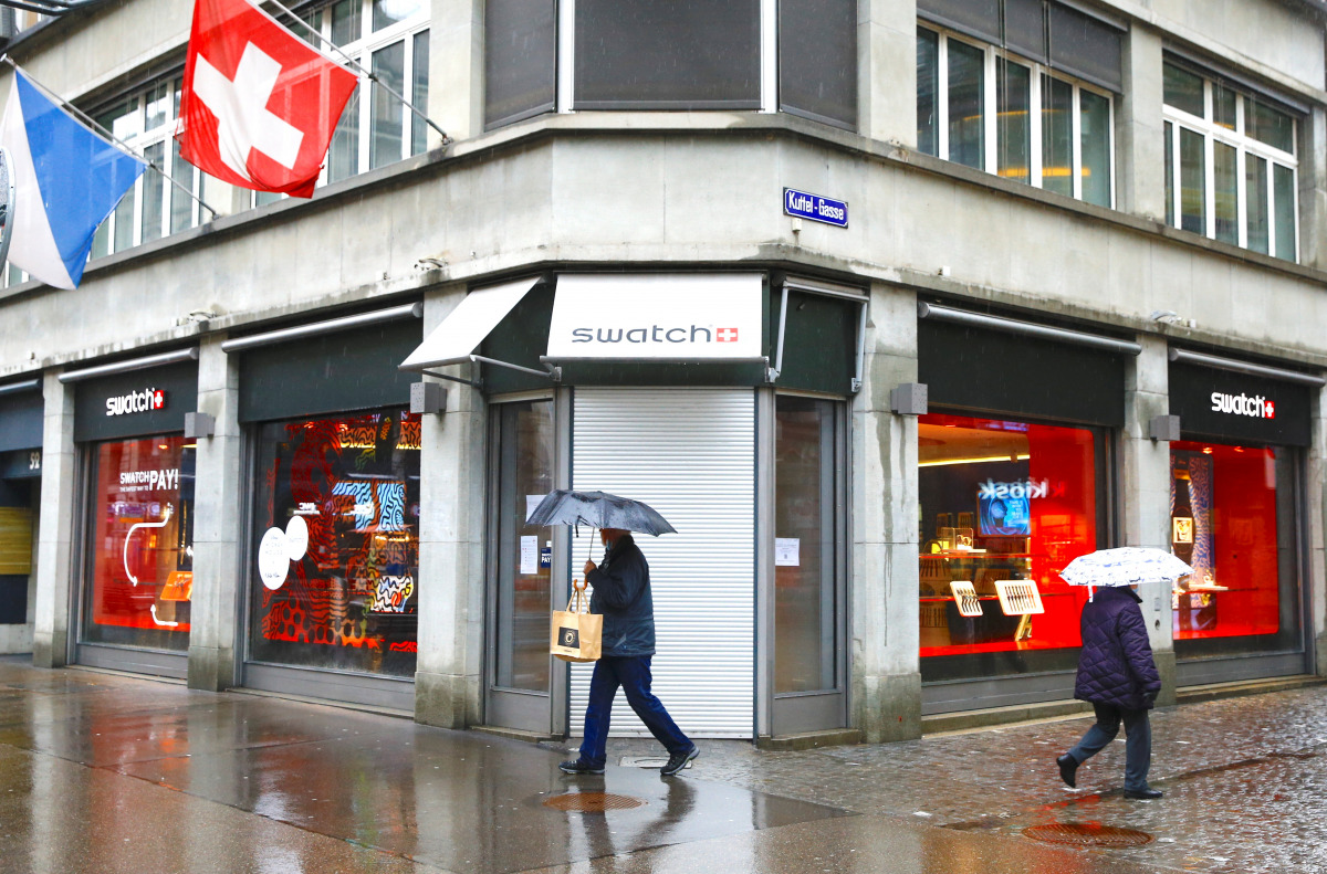 People walk past a Swatch store, which is closed during a partial lockdown as the spread of the coronavirus disease (COVID-19) continues, in Zurich, Switzerland January 28, 2021. REUTERS/Arnd Wiegmann
