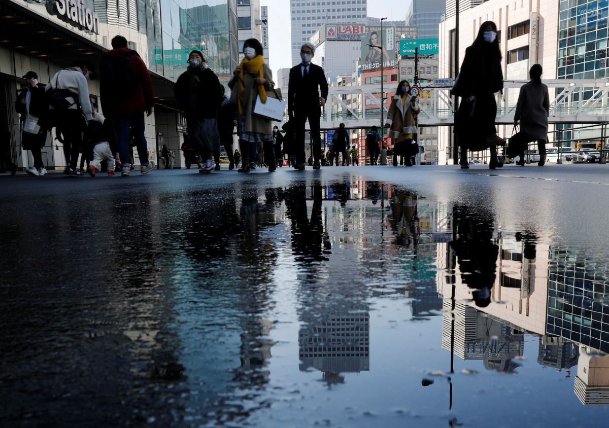 Pedestrians wearing protective masks amid the coronavirus disease (COVID-19) outbreak, make their way in Tokyo, Japan, February 2, 2021. REUTERS/Kim Kyung-Hoon
