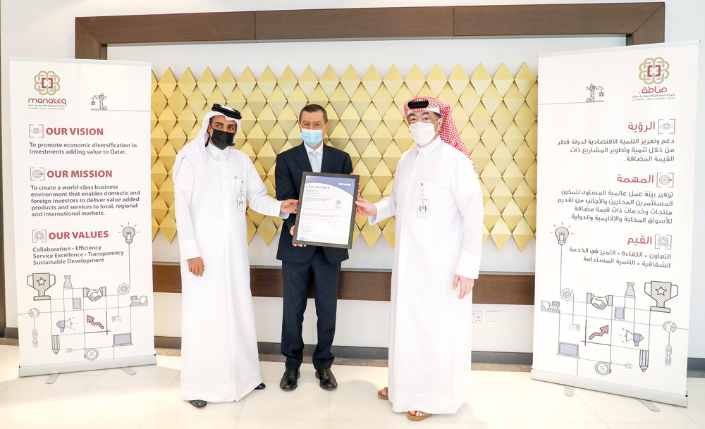 Manateq CEO, Fahad Rashid Al Kaabi, receiving the certificate.