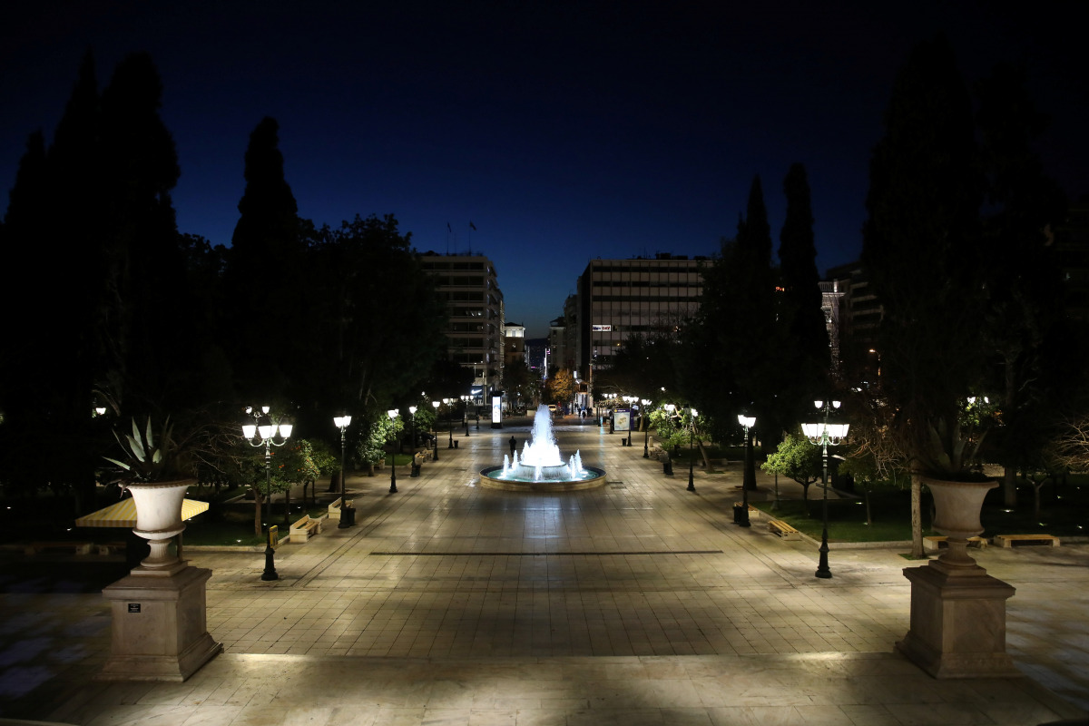 A view shows an empty Syntagma Square, amid lockdown restrictions due to the spread of the coronavirus disease (COVID-19) pandemic, in Athens, Greece, February 6, 2021. REUTERS/Costas Baltas
