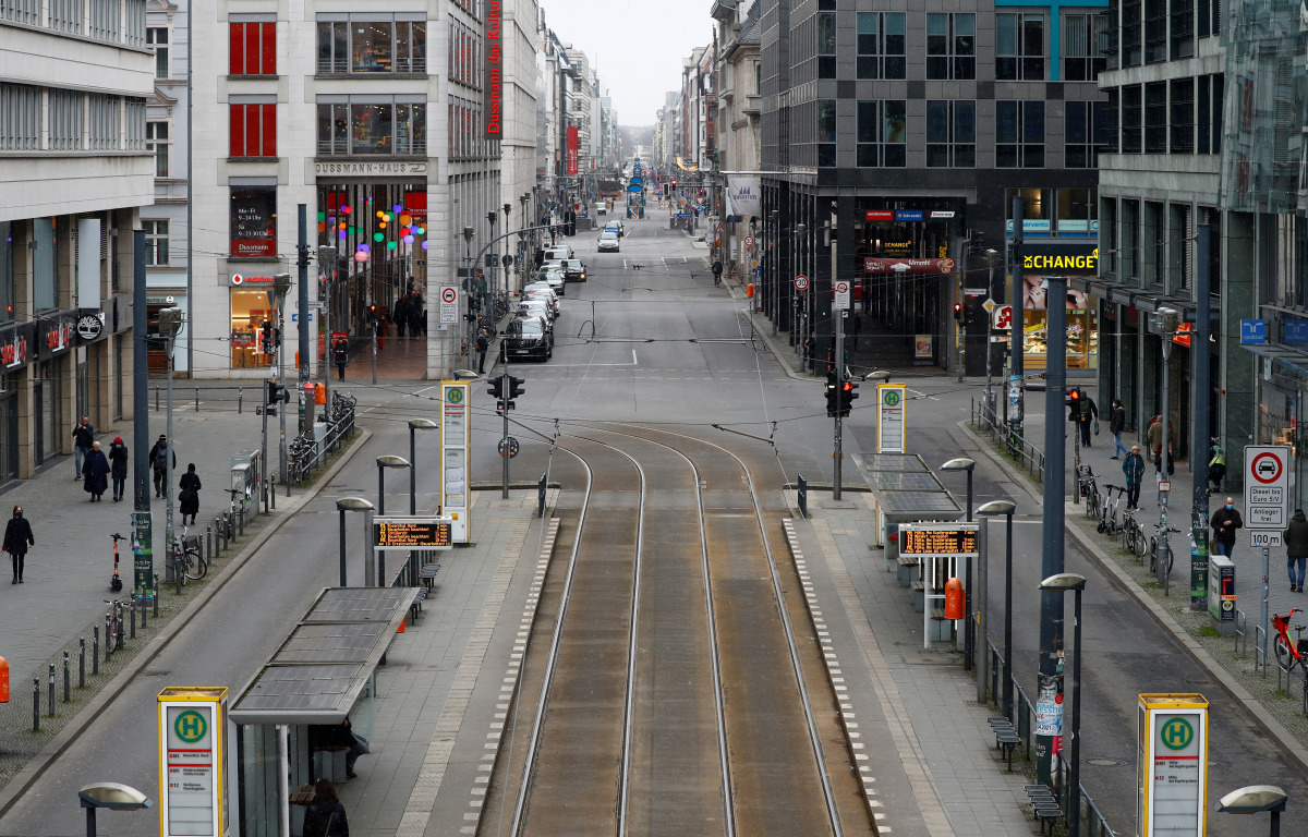 A general view shows an almost empty Friedrichstrasse boulevard, one of the city's best known shopping zones, during lockdown amid the coronavirus disease (COVID-19) pandemic, in Berlin, Germany, February 5, 2021. REUTERS/Fabrizio Bensch
