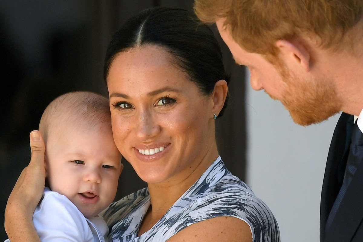 FILE PHOTO: Britain's Prince Harry and his wife Meghan, Duchess of Sussex, holding their son Archie in Cape Town, South Africa, September 25, 2019. REUTERS/Toby Melville/File Photo