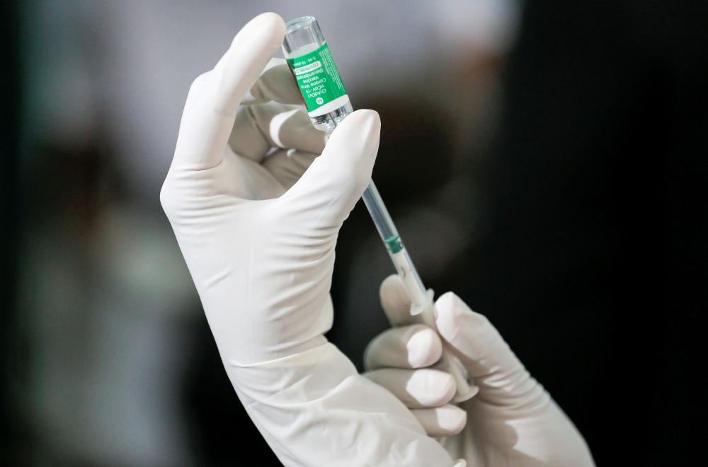 FILE PHOTO: A health official draws a dose of AstraZeneca's COVID-19 vaccine manufactured by the Serum Institute of India, at Infectious Diseases Hospital in Colombo, Sri Lanka January 29, 2021. REUTERS/Dinuka Liyanawatte