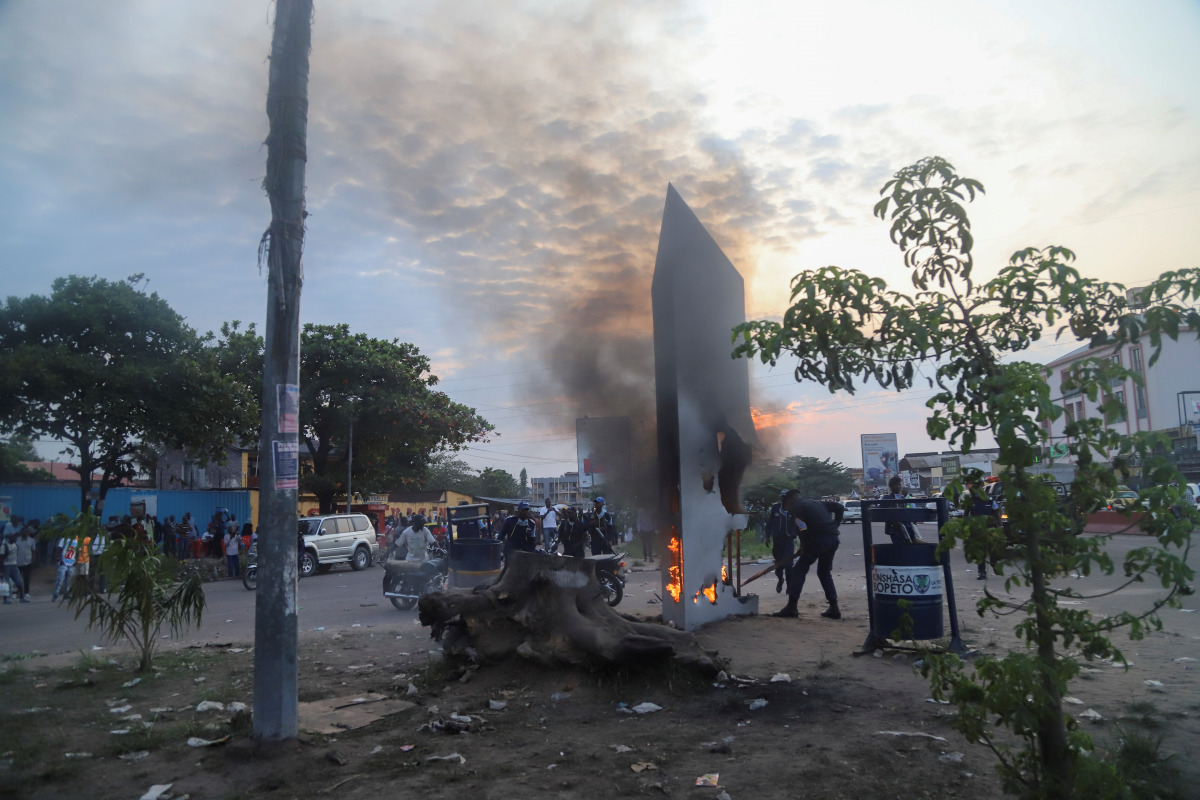 Residents set fire to mysterious monolith that appeared in Kinshasa, Democratic Republic of Congo February 17, 2021. REUTERS/Kenny Katombe
