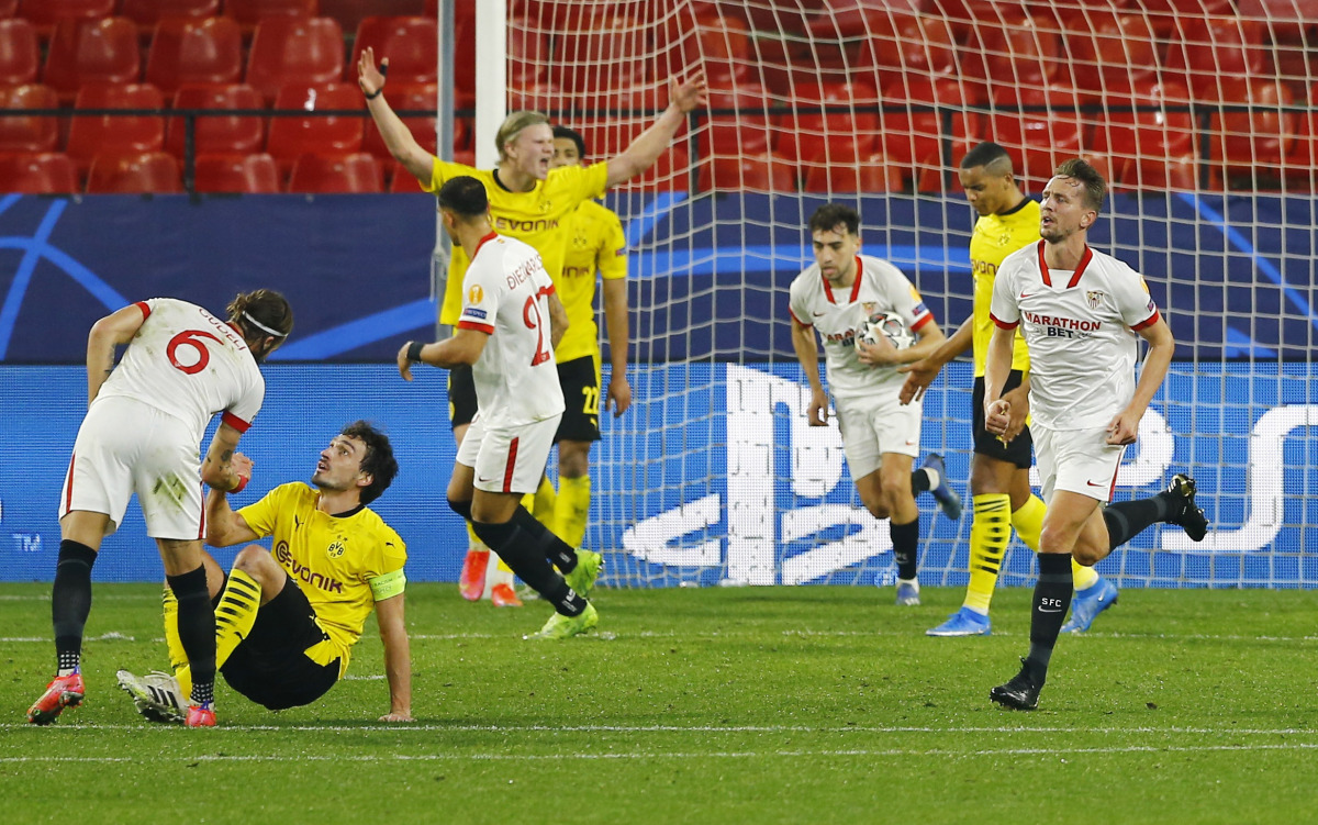 Soccer Football- Champions League - Round of 16 First Leg - Sevilla v Borussia Dortmund - Ramon Sanchez Pizjuan, Seville, Spain - February 17, 2021 Sevilla's Luuk de Jong celebrates scoring their second goal REUTERS/Marcelo Del Pozo
