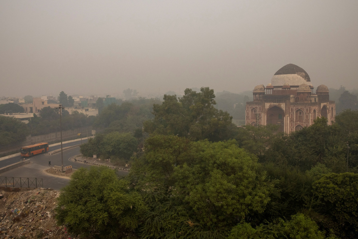 FILE PHOTO: A residential area is seen shrouded in smog in New Delhi, India, November 9, 2020. REUTERS/Danish Siddiqui/File Photo
