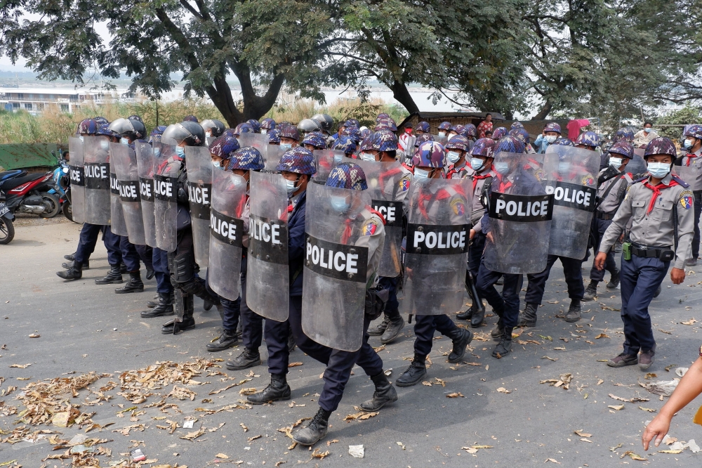 Police advance on the street during protests against the military coup, in Mandalay, Myanmar, February 20, 2021. REUTERS