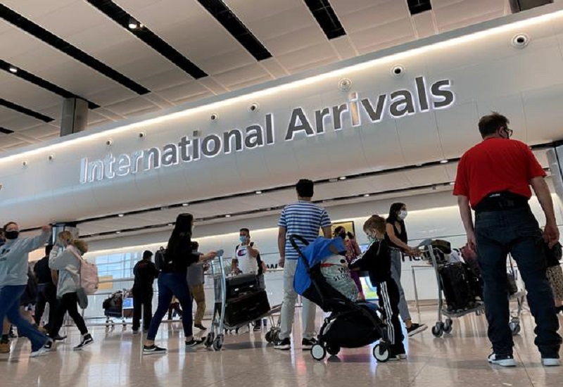 FILE PHOTO: Passengers from international flights arrive at Heathrow Airport, following the outbreak of the coronavirus disease (COVID-19), London, Britain, July 29, 2020. REUTERS/Toby Melville
