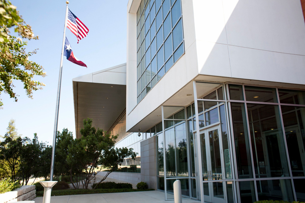 FILE PHOTO: The Electric Reliability Council of Texas (ERCOT) command center in Taylor, Texas August 14, 2012. REUTERS/Julia Robinson/File Photo
