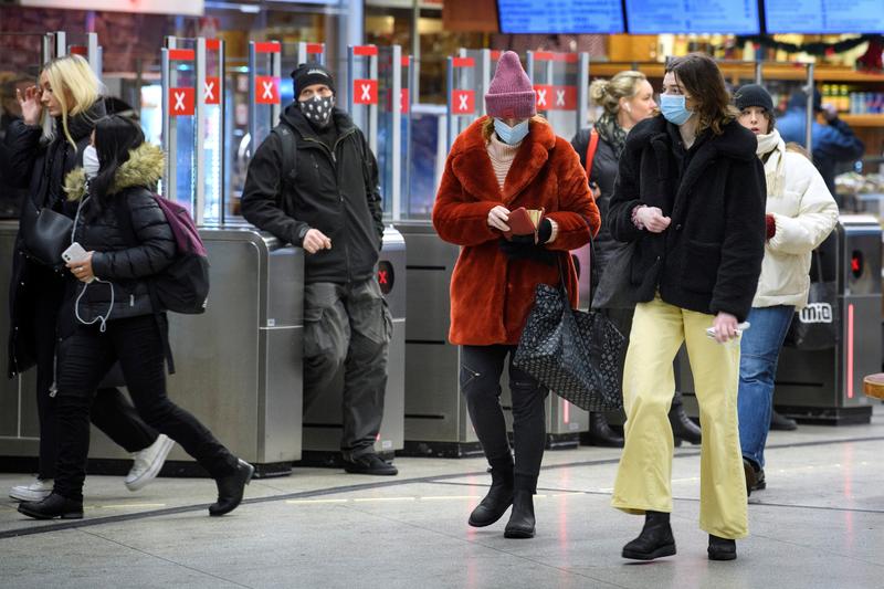 FILE PHOTO: Passengers wearing protective masks enter an underground railway station, amid the spread of the coronavirus disease (COVID-19) pandemic, in Stockholm, Sweden, January 7, 2021. Jessica Gow/TT News Agency/via REUTERS
