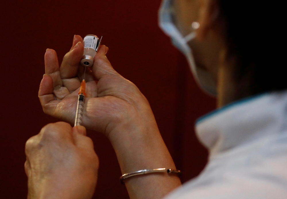 A nurse prepares to vaccinate healthcare workers at Gleneagles hospital, during the coronavirus disease (COVID-19) outbreak, in Singapore January 19, 2021. REUTERS/Edgar Su/File Photo