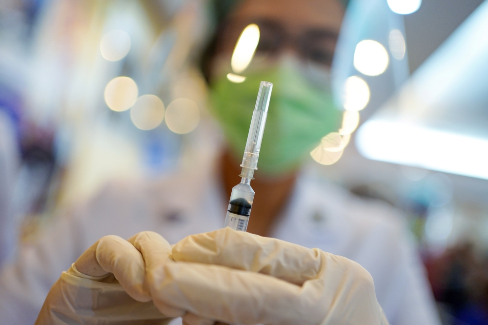 A health worker prepares to administer the Sinovac coronavirus disease (COVID-19) vaccine at the Samut Sakhon hospital in Samut Sakhon province, Thailand, February 28, 2021. REUTERS/Athit Perawongmetha