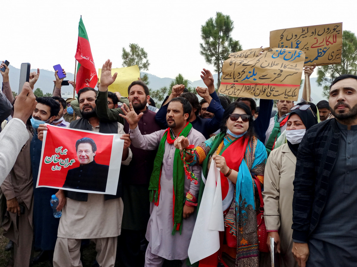 Supporters of the Pakistan Tehreek-e-Insaf (PTI) party chant slogans as they celebrate after Prime Minister Imran Khan won a vote of confidence from parliament, outside National Assembly building in Islamabad, Pakistan March 6, 2021. REUTERS/Salahuddin 