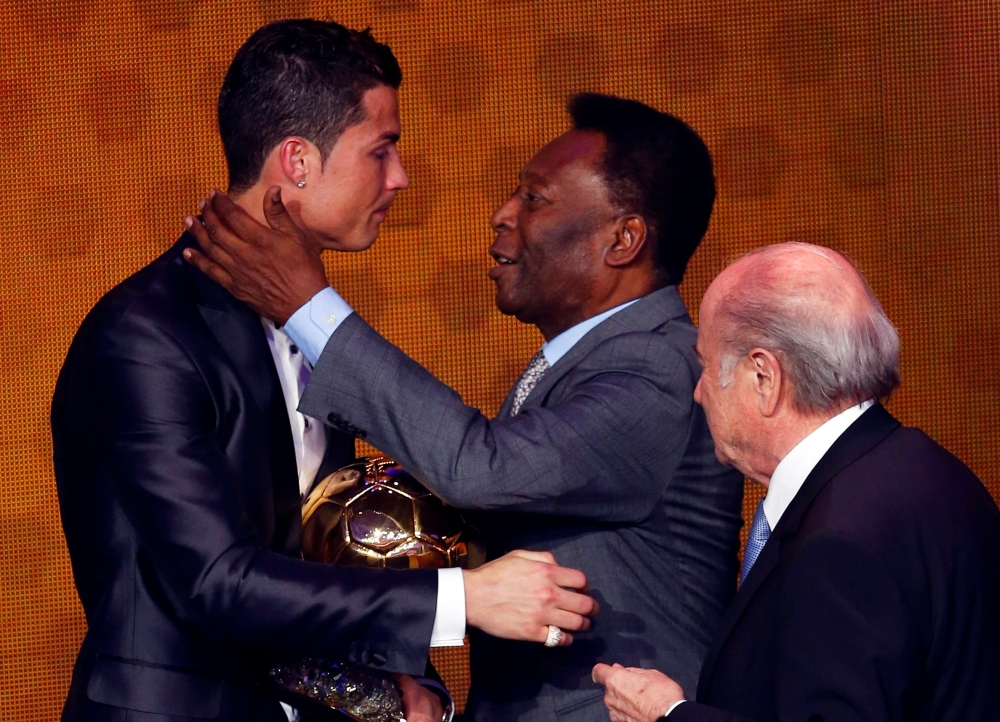 FILE PHOTO: Portugal's Cristiano Ronaldo is congratulated by Pele after being awarded the FIFA Ballon d'Or 2013 in Zurich January 13, 2014. REUTERS/Arnd Wiegmann