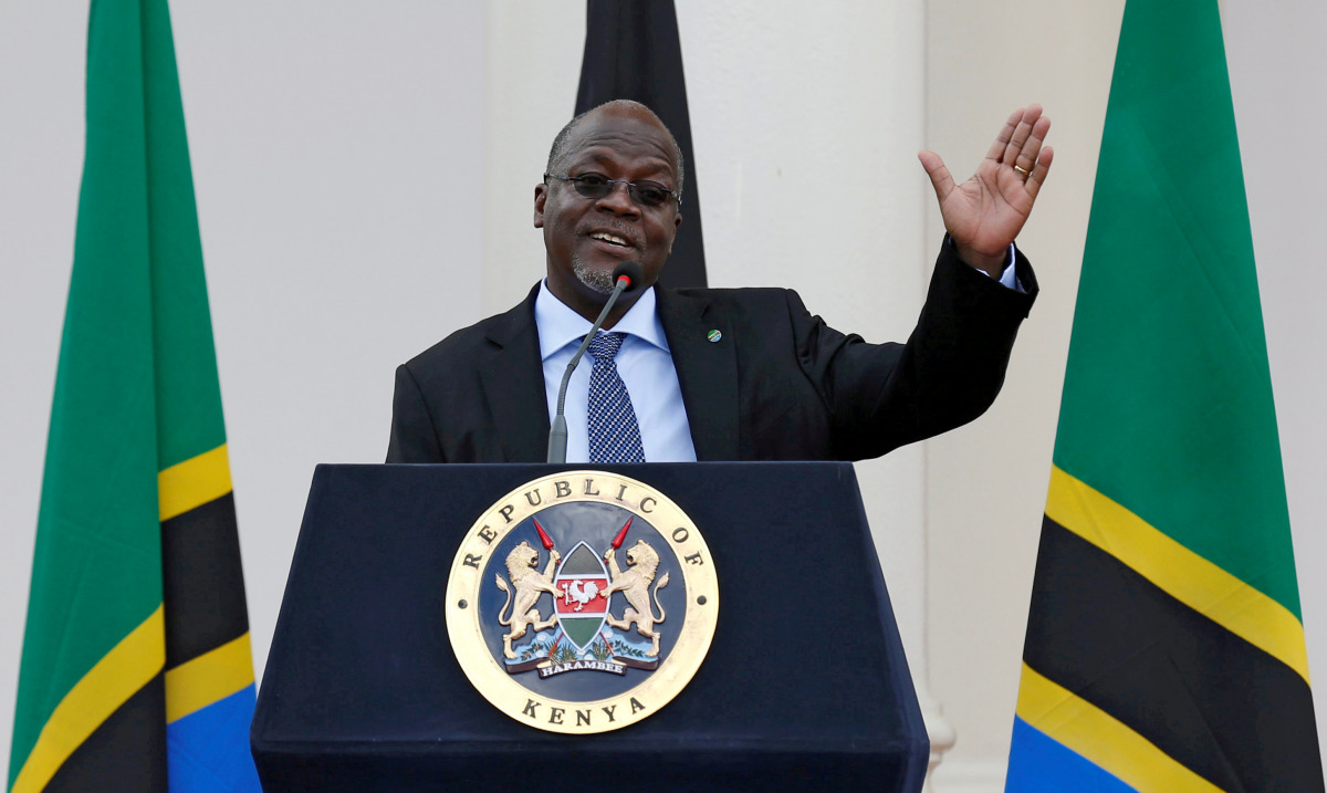 FILE PHOTO: Tanzania's President John Magufuli addresses a news conference during his official visit to Nairobi, Kenya October 31, 2016. REUTERS/Thomas Mukoya/File Photo
