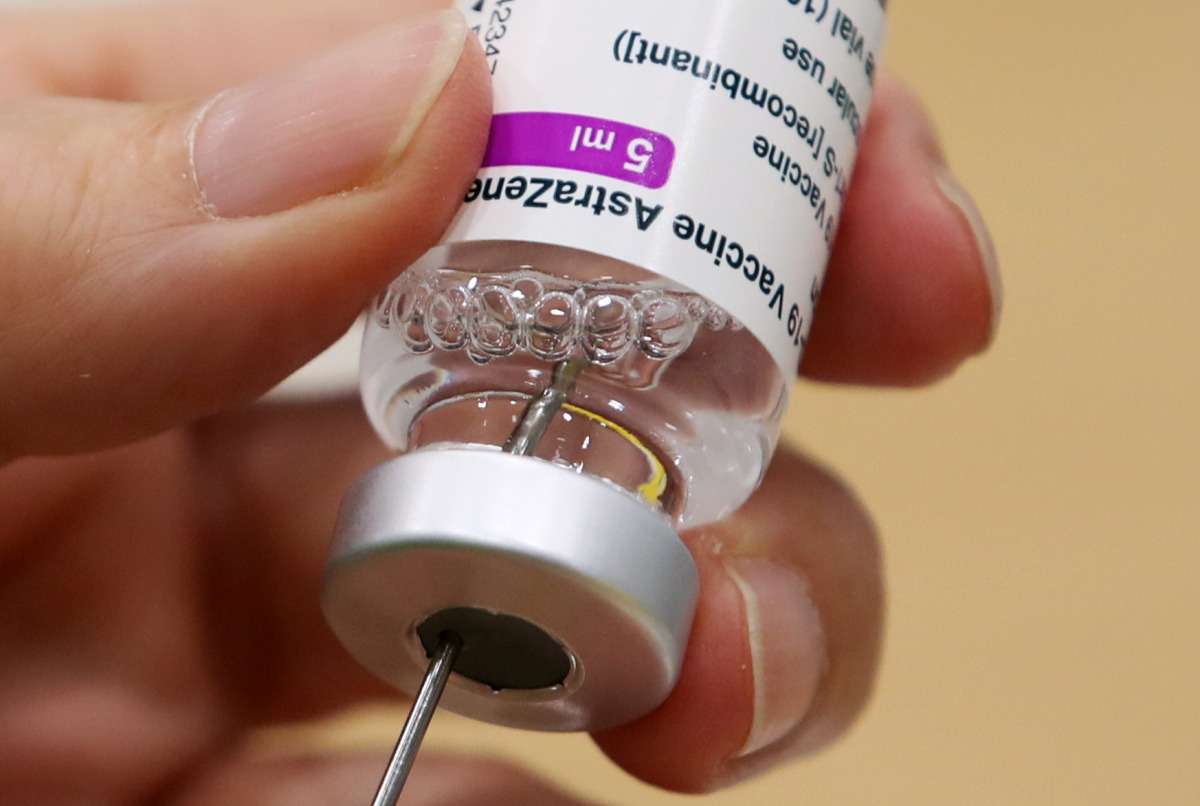 A medical worker prepares a dose of Oxford/AstraZeneca's COVID-19 vaccine at a vaccination centre in Antwerp, Belgium March 18, 2021. REUTERS/Yves Herman
