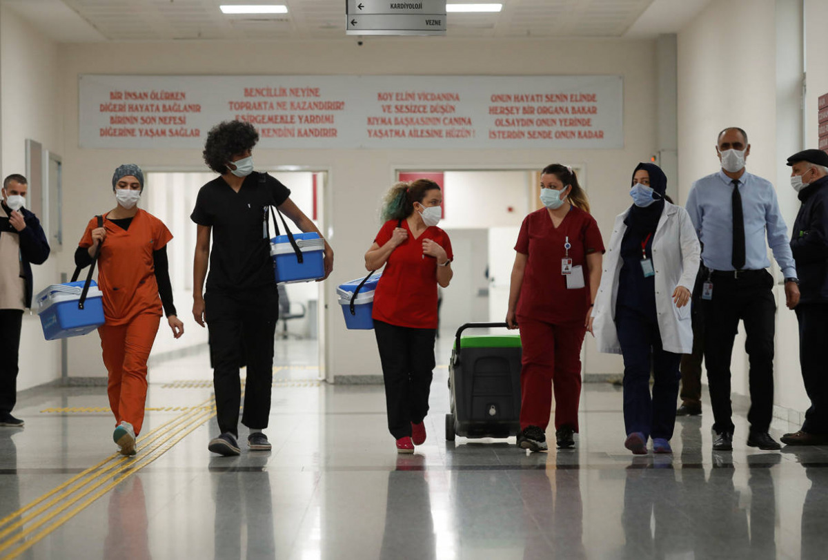 FILE PHOTO: Health workers carry Sinovac's CoronaVac COVID-19 vaccine boxes at Sancaktepe Sehit Dr. Ilhan Varank Training and Research... MURAD SEZER January 14, 2021 05:35am EST
