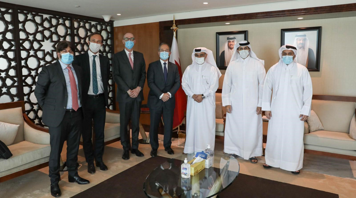 Minister of Commerce and Industry, and Chairman of the Investment Promotion Agency Qatar (IPA Qatar) H E Ali bin Ahmed Al Kuwari, with representatives of the French multinational bank Société Générale (SocGen) at the Ministry’s headquarters.