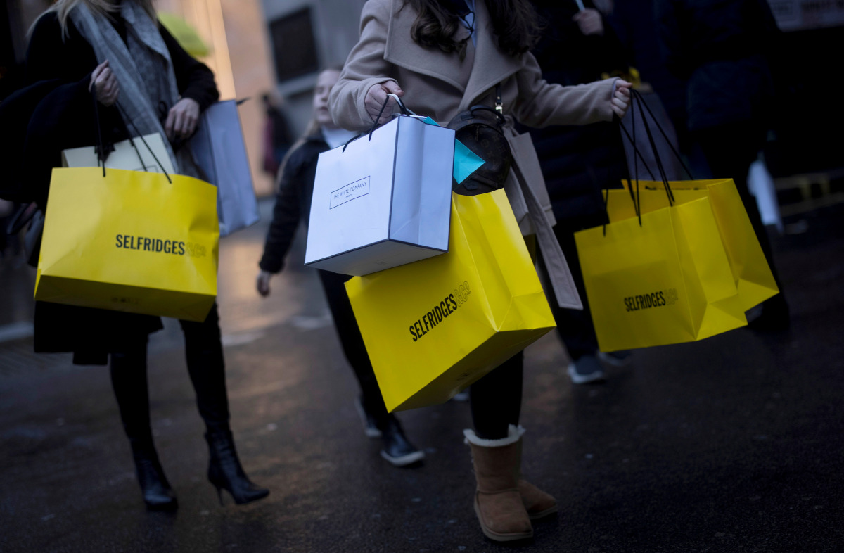 FILE PHOTO: shoppers walk down Oxford Street, amid the coronavirus disease (COVID-19) outbreak in London, Britain, December 13, 2020. REUTERS/Simon Dawson/File Photo
