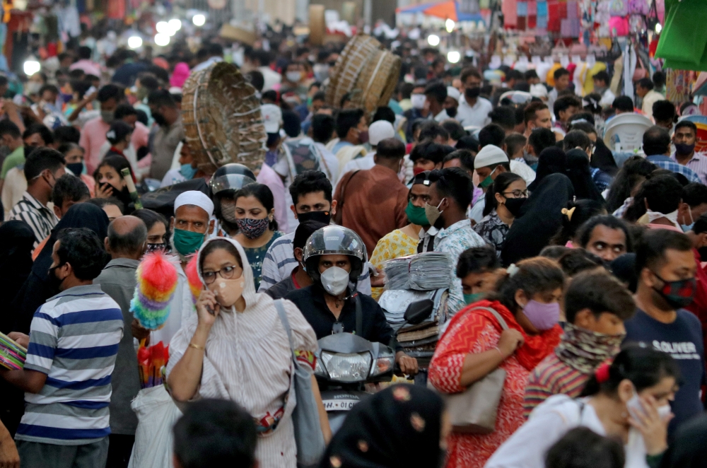FILE PHOTO: People wearing protective masks crowd a marketplace amidst the spread of COVID-19 in Mumbai, India, March 22, 2021. REUTERS/Niharika Kulkarni